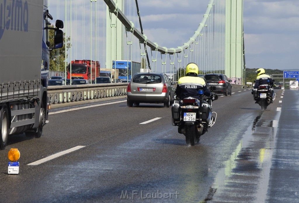 Schwerer LKW VU PKlemm A 4 Rich Olpe auf der Rodenkirchener Bruecke P374.JPG - Miklos Laubert